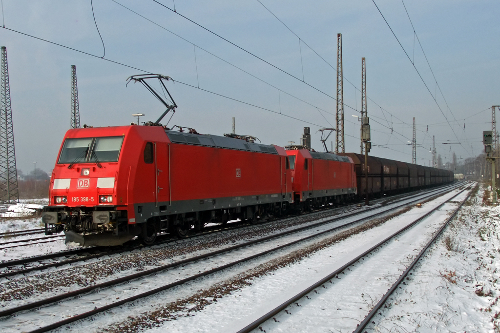 185 398-5 und 185 391-0 in Duisburg-Bissingheim 3.12.2010