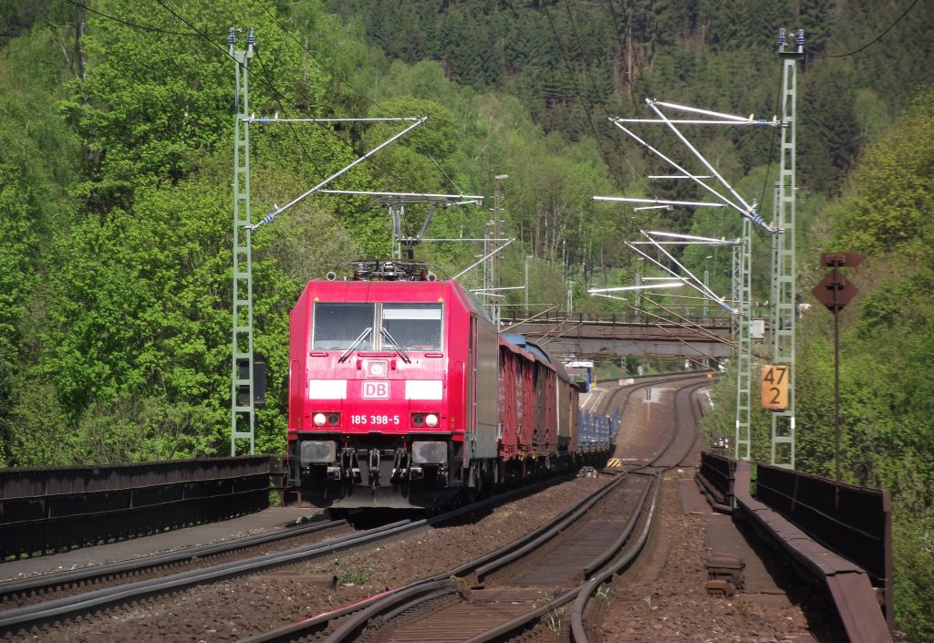 185 398-5 erklimmt am 7. Mai 2011 mit einem Gterzug die Frankenwaldrampe bei Ludwigsstadt.