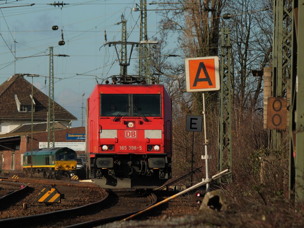 185 398-5 fhrt am 27.01.2012 durch eine Langsamfahrstelle in Aachen West. Im Hintergrund die Class66 PB15 von Crossrail.
