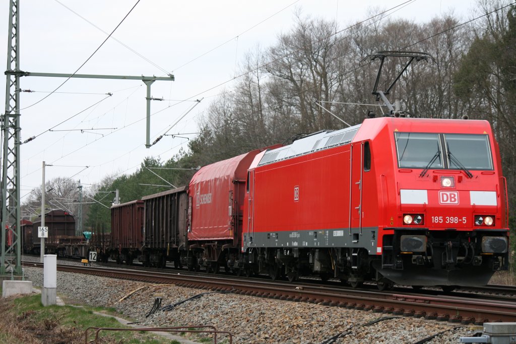 185 398-5 mit gemischtem Gterzug am 07.04.2011 zwischen Rathenow und Nennhausen