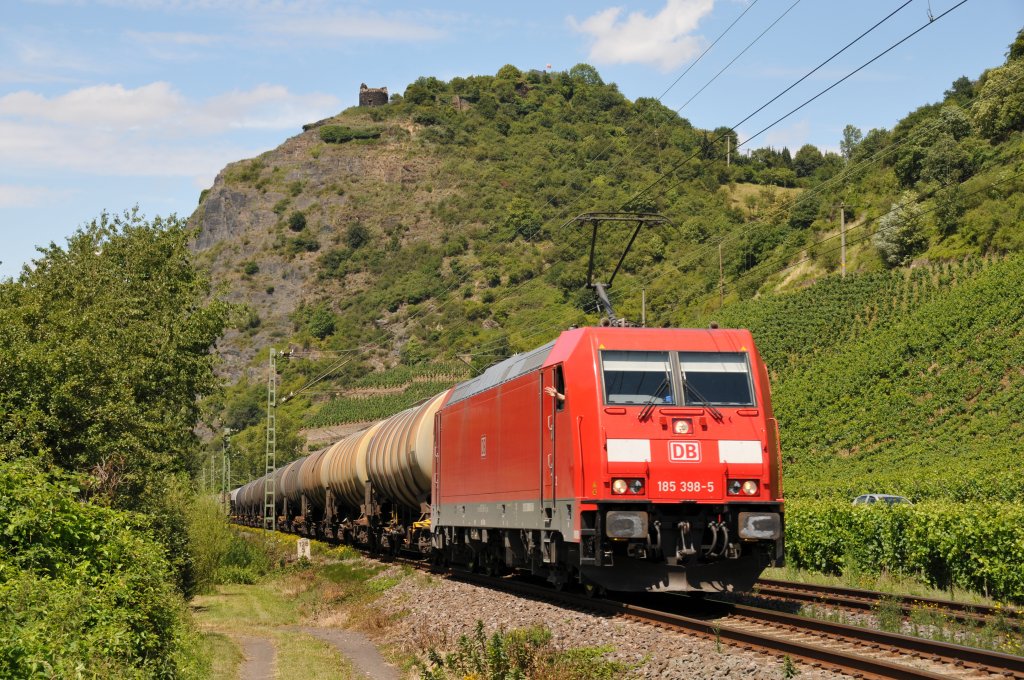 185 398-5 zieht einen lzug auf der rechten Rheinstrecke in Richtung Sden. Aufgenommen am 09/07/2011 bei Leutesdorf. Gru an den TF.