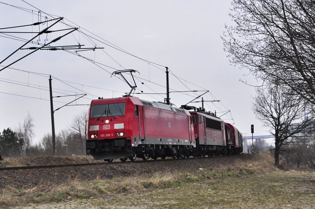 185 398 mit 155 222 kommen von der Insel Rgen und fahren in die Berliner Kurve ein, in Stralsund Richtung Angermnde am 31.03.2011
