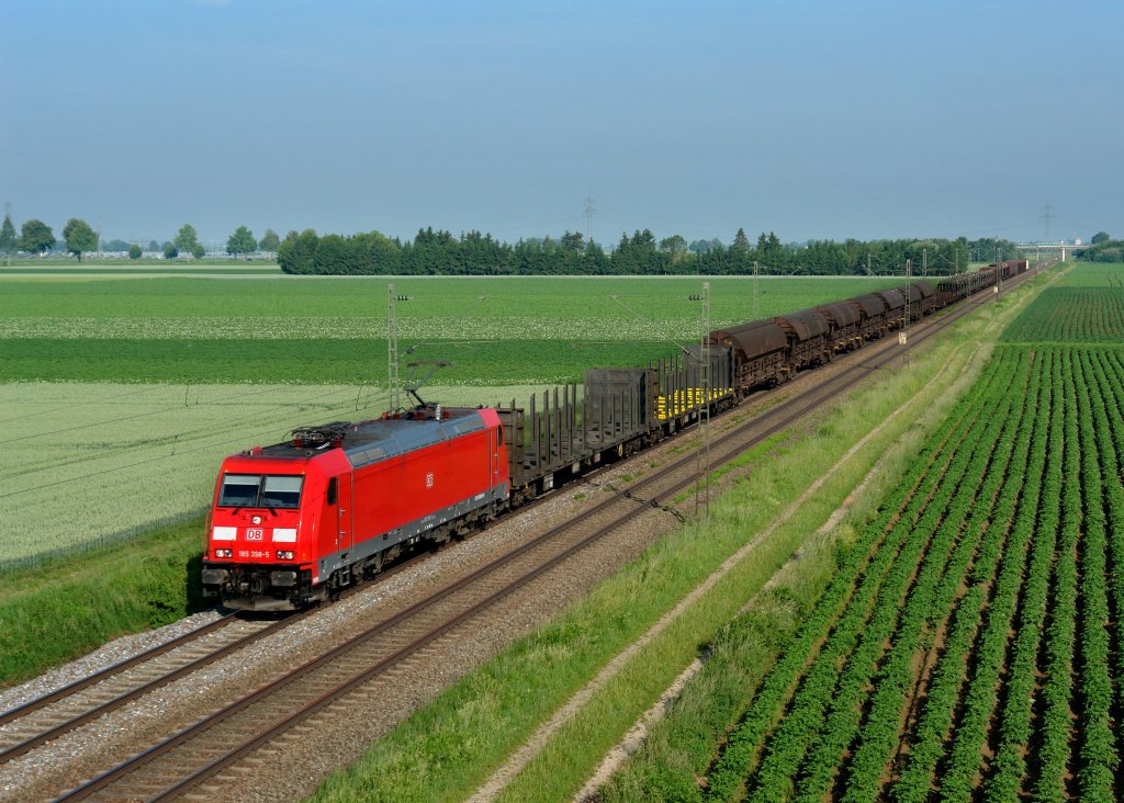 185 398 mit einem Gterzug am 04.06.2011 bei Stephansposching.