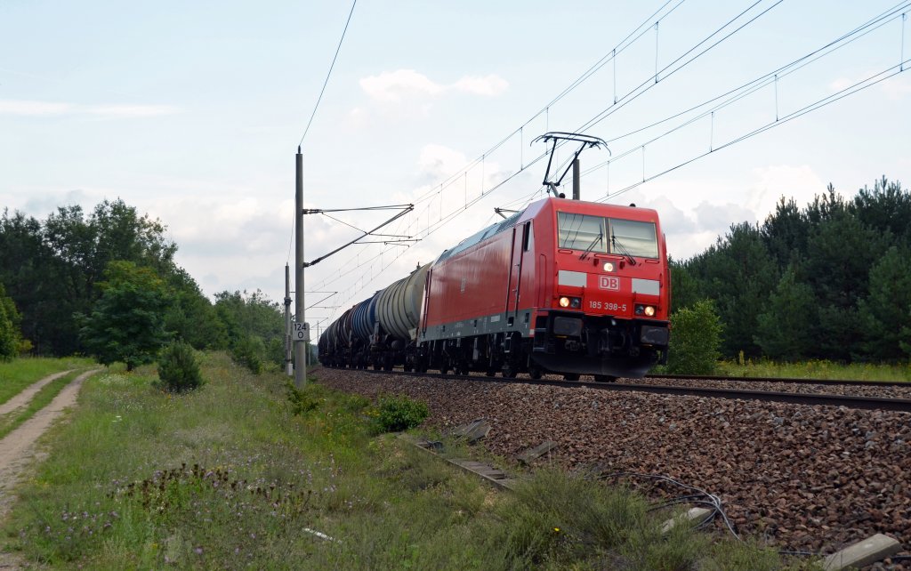 185 398 zog am 05.08.11 einen Kesselwagenzug durch Muldenstein Richtung Bitterfeld.