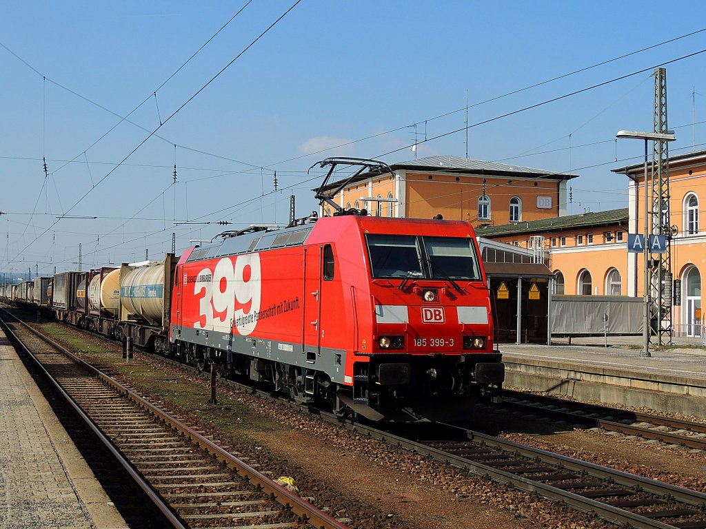 185 399-3  Schenker-Bombardier-399, eine erfolgreiche Partnerschaft mit Zukunft  durchfhrt mit einem Containerzug Passau-Hbf in Richtung sterreich; 130316