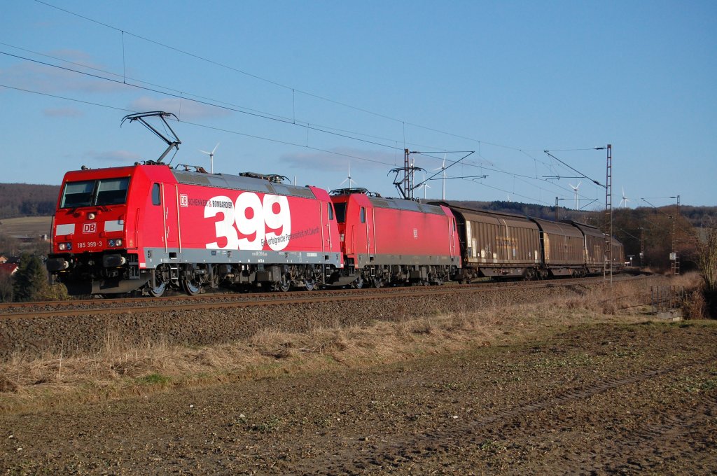 185 399-3 und eine unerkannte Schwesterlok wuchteten am 06.03.2011 diesen langen Transwaggon-Ganzzug durch das Beketal zwischen Neuenbeken und Benhausen, 06.03.2011