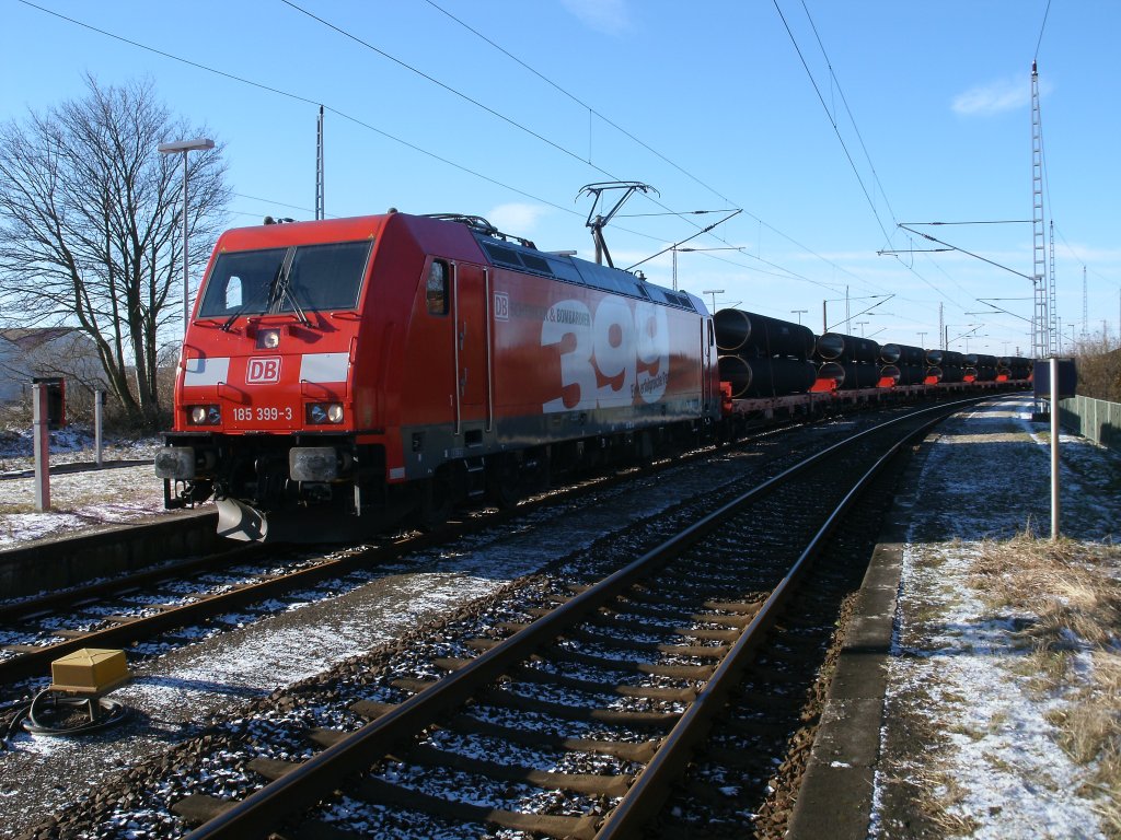 185 399 mit dem Rhrenzug von Mhlheim nach Mukran am 12.Februar 2011 im Kreuzungs-und berholgleis von Samtens.
