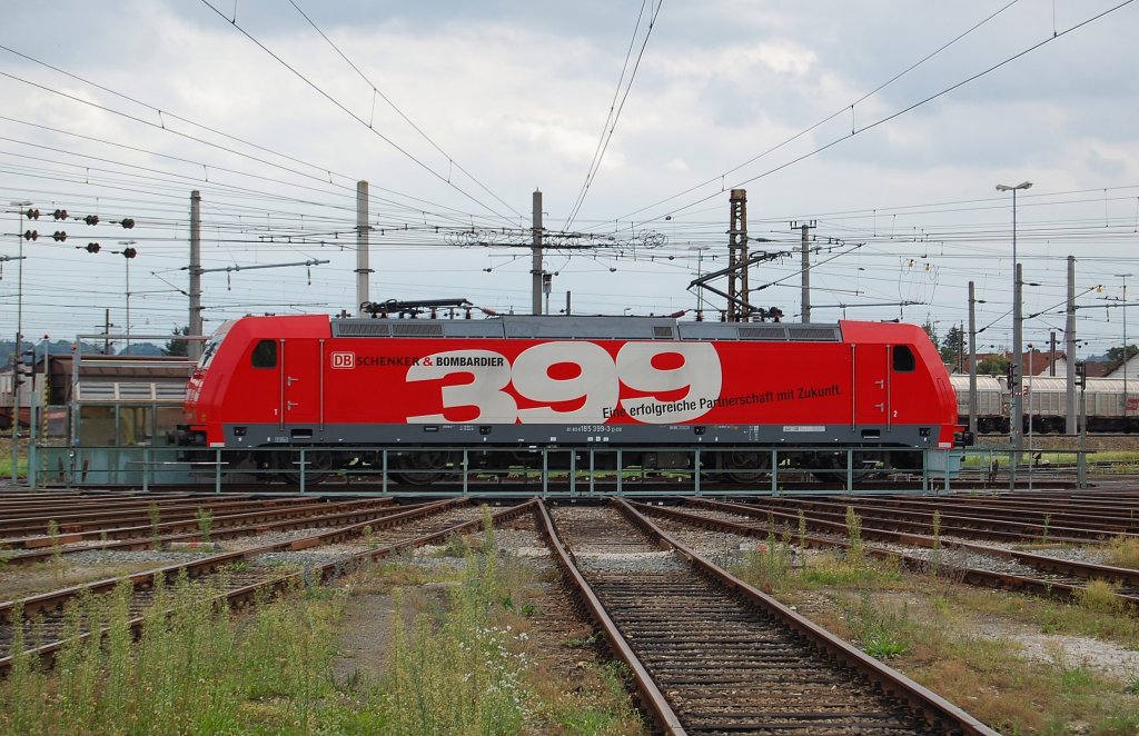 185 399 in voller Breitseite auf der
Drehscheibe in Wels am 11.08.2012.
Foto wurde von der �ffentlich zug�nglichen
Zufahrsstrasse aus gemacht.