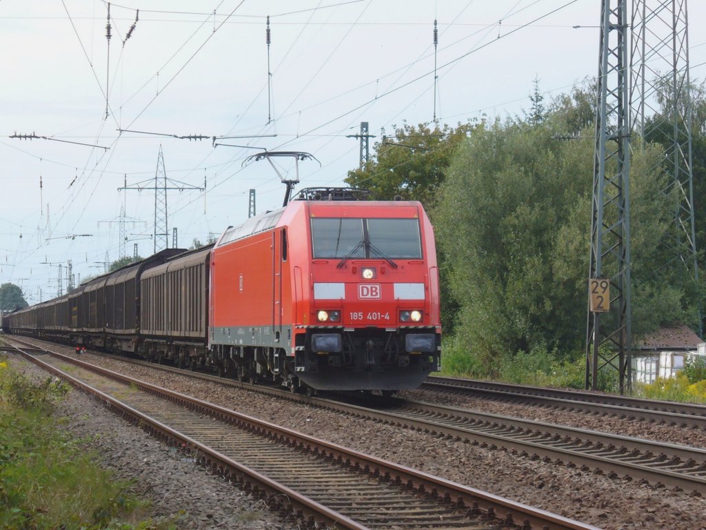 185 401-4 zieht einen Schiebewandwagenzug am 16.09.2011 durch Landstuhl in Richtung Kaiserslautern
