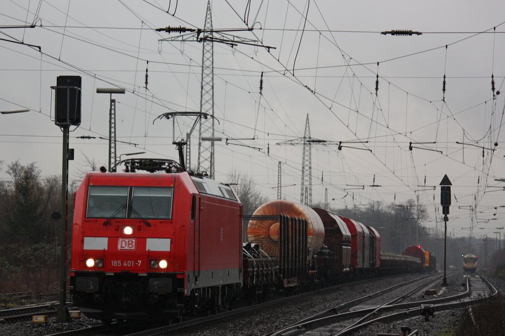 185 401 zog am 1.2.13 einen gemischten Gterzug durch Ratingen-Lintorf.