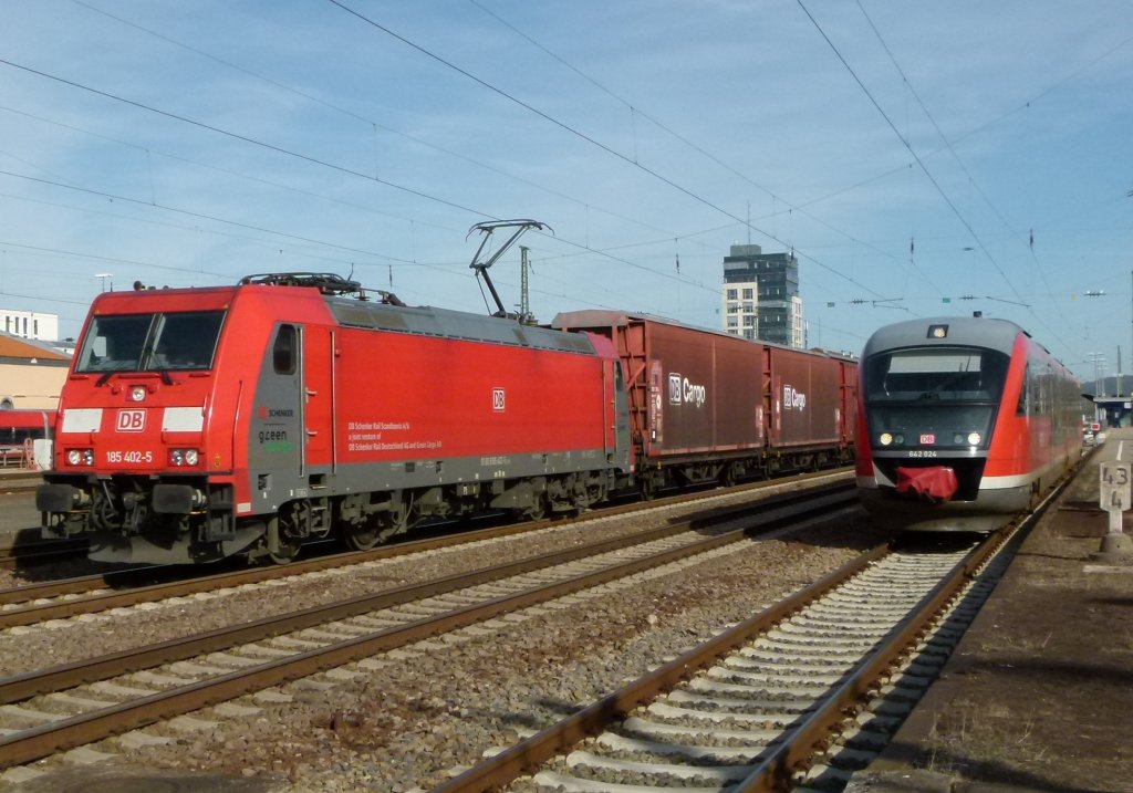 185 402-4 (Green Cargo) zieht den Opelzug am 22.02.2012 durch Kaiserslauten