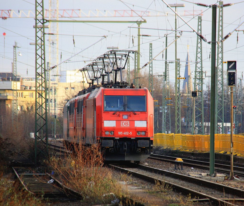 185 402-5 DB Schenker Rail, zwei 151er und die Cobra 2804 stehen bei Winterklte am 12.1.2013.