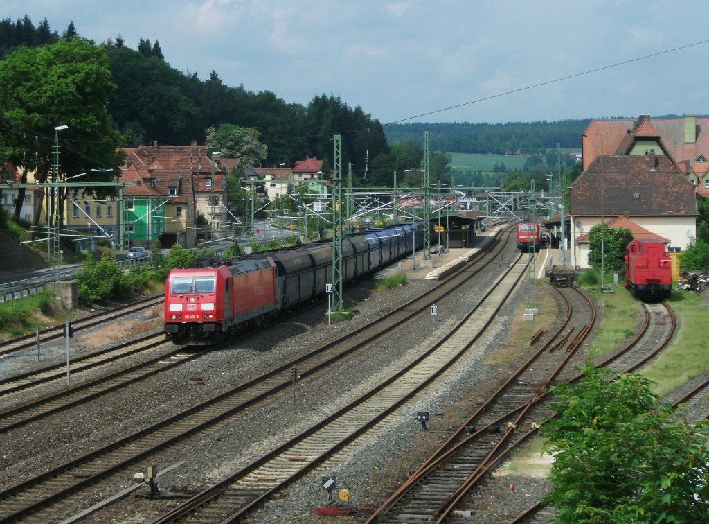 185 402-5  Green Cargo  durchfhrt am 12.Juni 2013 mit dem PKP Kohlezug nach Landshut den Bahnhof Kronach Richtung Lichtenfels.