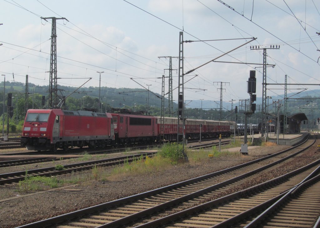 185 402-5  Green Cargo  und die orientrote 155 214-0 stehen am 06. Juli 2013 mit einem gemischten Gterzug in Saalfeld.