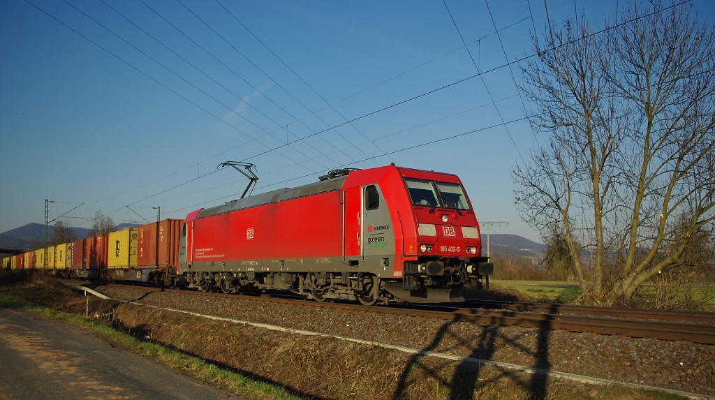 185 402-5 mit Containerzug in Fahrtrichtung Sden im Abendlicht des 22.03.2011. Aufgenommen kurz vor Eschwege West.