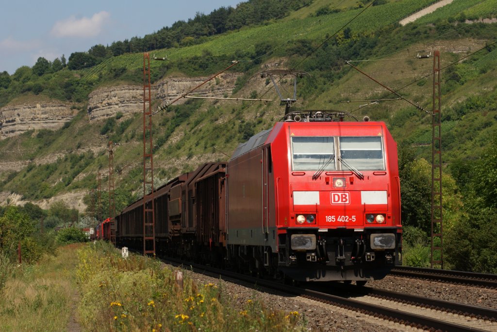 185 402-5 mit einem gemsichten Gterzug in Thngersheim am 31.07.2010