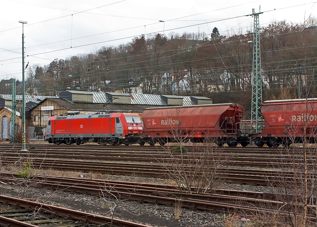 185 402-5 (TRAXX F140 AC2) der DB Schenker Rail Danmark Services A/S - Dnemark (Ein Joint-Venture von DB Schenker Rail und Green Cargo) mit Getreidesilowaggon Tagnoos 898 Ganzzug, fhrt am 10.12.2011 durch Betzdorf/Sieg.