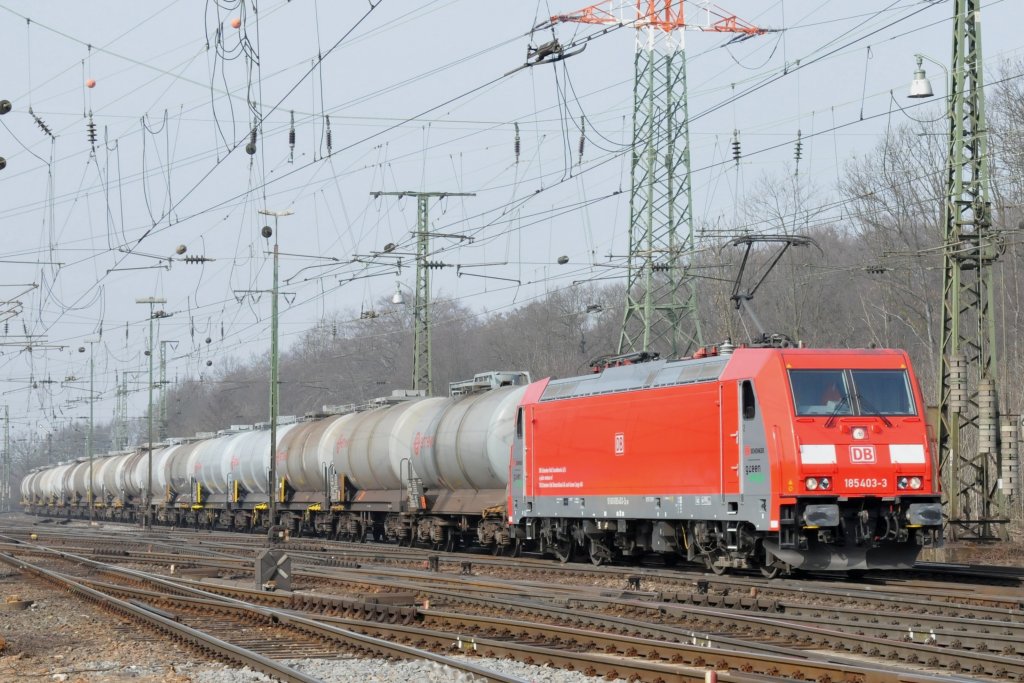 185 403-3  Green Cargo  von DB Schenker mit einem Kesselwagenzug auf der Durchfahrt in Kln-Gremberg. Aufgenommen am 05/03/2011.
