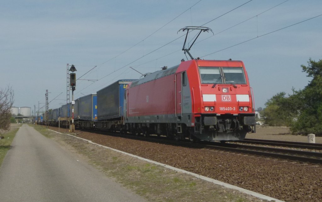 185 403-3 (Green Cargo) ist mit einem LKW Walter KLV am 03.04.2012 bie Wiesental

