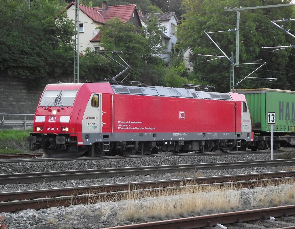 185 403-3  Green Cargo  steht am 27. Juli 2011 mit dem Hangarnter (TEC 42149) auf Gleis 4 in Kronach.