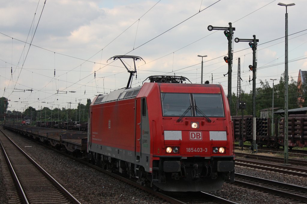 185 403 am 3.7.12 mit einem Flachwagenzug nach Dillingen in D�sseldorf-Rath.