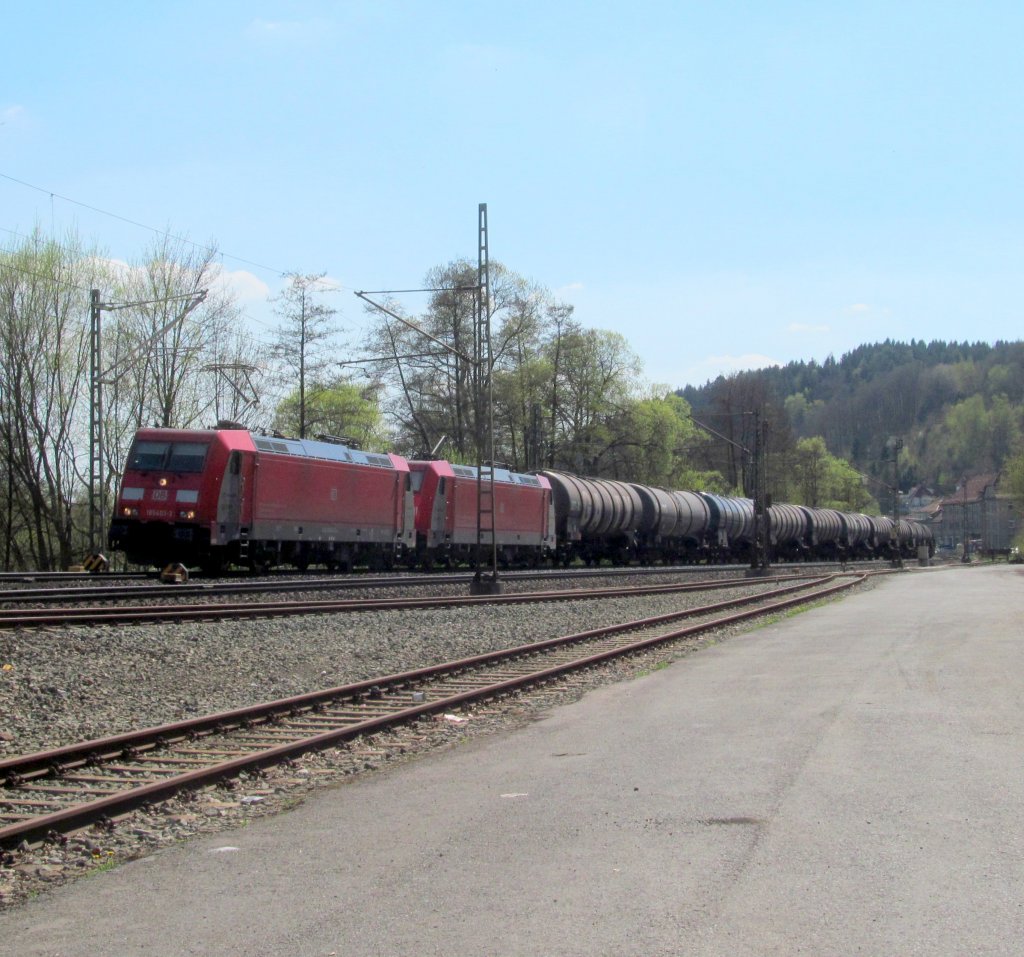 185 403  Green Cargo  und 185 402  Green Cargo  ziehen am 25. April 2013 einen Kesselwagenzug durch Kronach in Richtung Saalfeld.