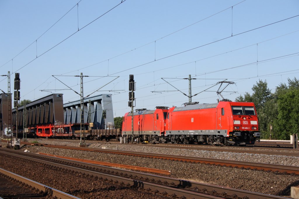 185 406 + 185 335 mit einem gemischten Gterzug in Richtung Harburg am 27.06.2010 in Hamburg Sderelbbrcken.