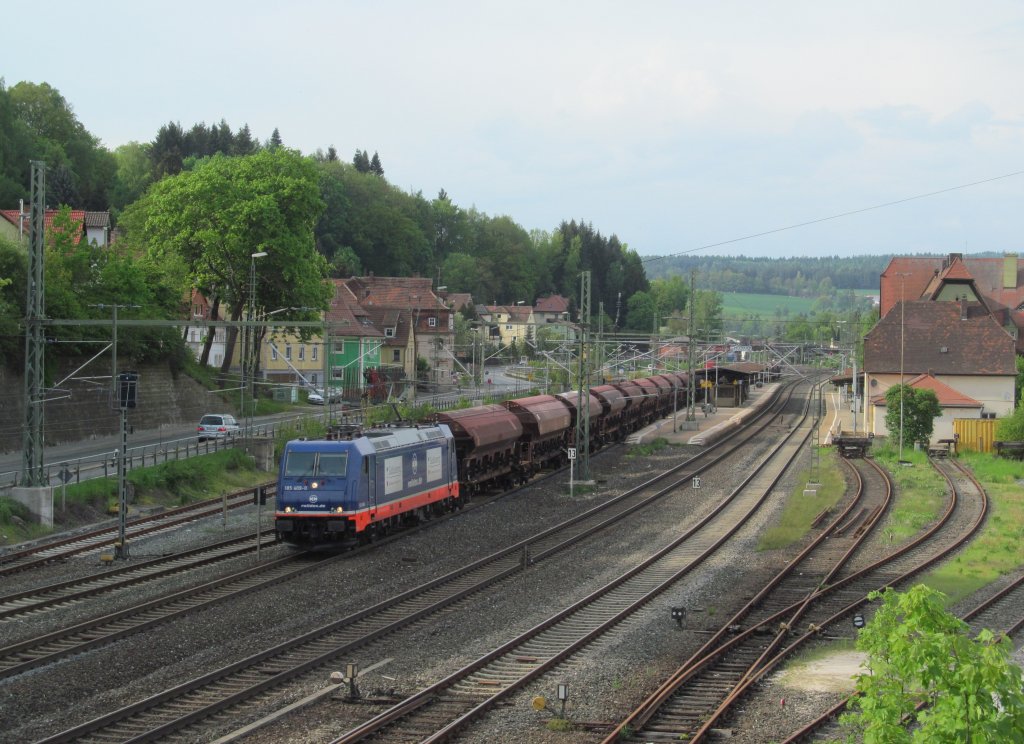 185 409-0 von Raildox zieht am 15. Mai 2013 einen Getreidezug durch Kronach.