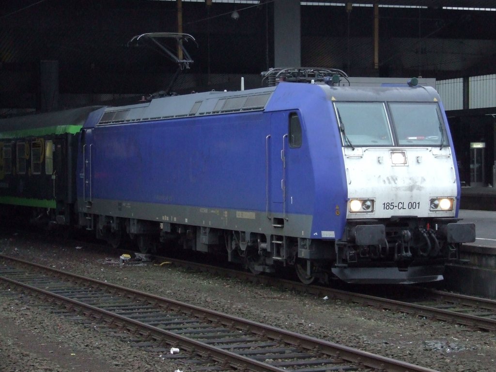 185 501, ein ex Connex Fahrzeug, hier nun am 08.02.2010 in Dsseldorf Hbf auf dem RE 13 der Eurobahn als Ersatzzug fr die nicht zugelassenen Flirts. Ein wenig eine Frechheit ist der Notfuhrparks jedoch fr die Kunden schon, da als Wagen alte, verranzte Eurostrand und Nord-Ostseebahn Wagen eingesetzt werden, die lngst nicht mehr auf dem aktuellen Stand sind und bei weitem nicht gengend Tren fr das Fahrgastaufkommen bieten. Da war der Behelfsfuhrpark der DB mit X-Wagen - 143 doch noch rationaler...