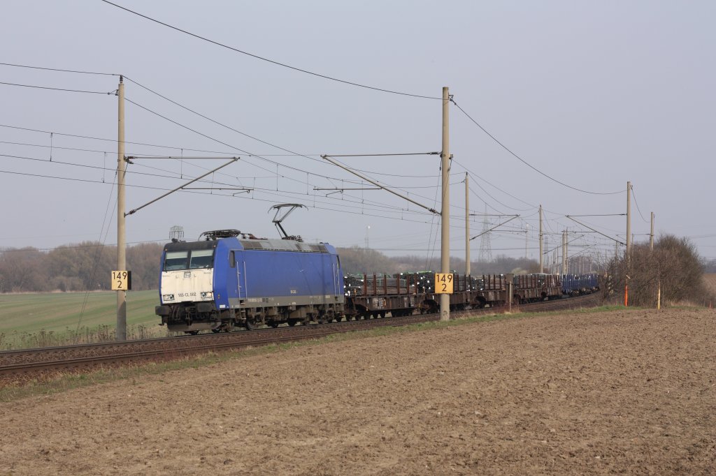 185 502-2 mit einem Ganzzug Flachwagen auf der Fahrt in Richtung Braunschweig. Fotografiert am 30.03.2011 auf der KBS 310 zwischen Magdeburg und Niederndodeleben. 