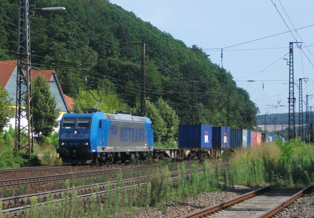 185 510-5 von Metrans zieht am 03.August 2013 einen Containerzug durch Gemnden(Main).