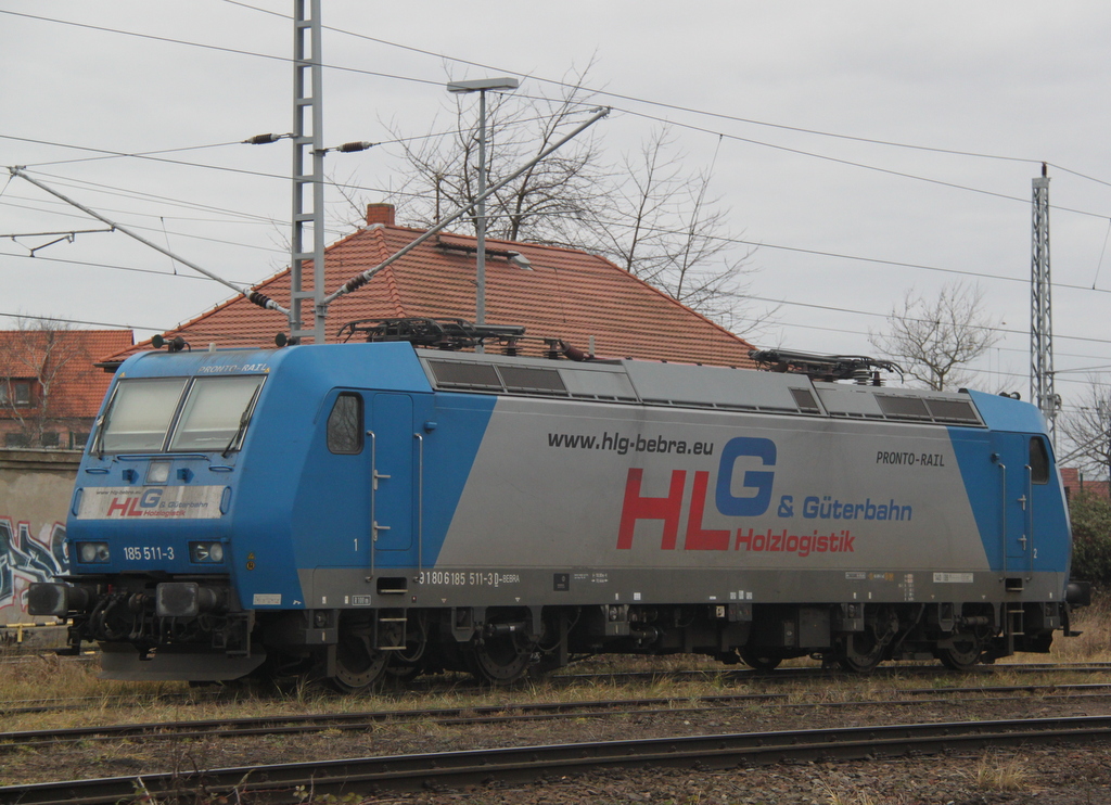 185 511-3 von der Firma Holzlogistik und G�terbahn GmbH(HLG)war am 29.12.2012 im Bahnhof Rostock-Bramow abgestellt,und wartet auf ihren n�chsten Einsatz Richtung Sachsen. 
