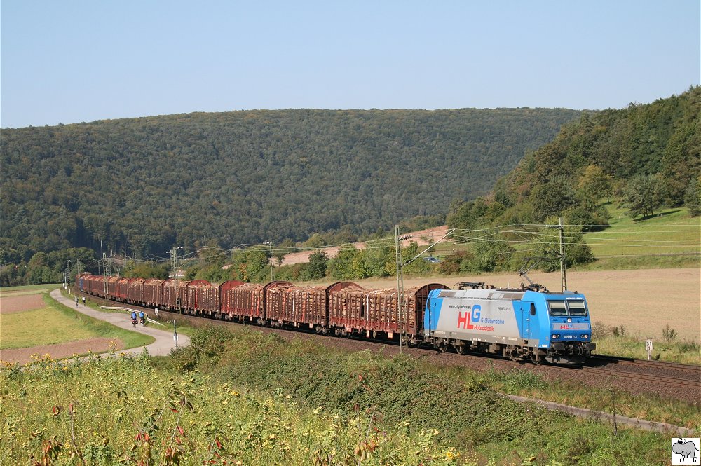 185 511-3 der Holzlogistic und Gterverkehr (HLG) zieht einen Holzzug in Richtung Wrzburg. Aufgenommen am 22. September 2010 kurz vor Karlstadt.