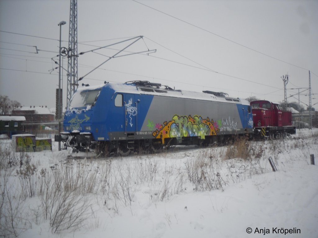 185 511 (Angel Trains Cargo NV (ATC)) und 9 von Kube Kcon steht mit Grafitti was in der Nacht ran geschmiert worden ist in Wismar am 31.1.10