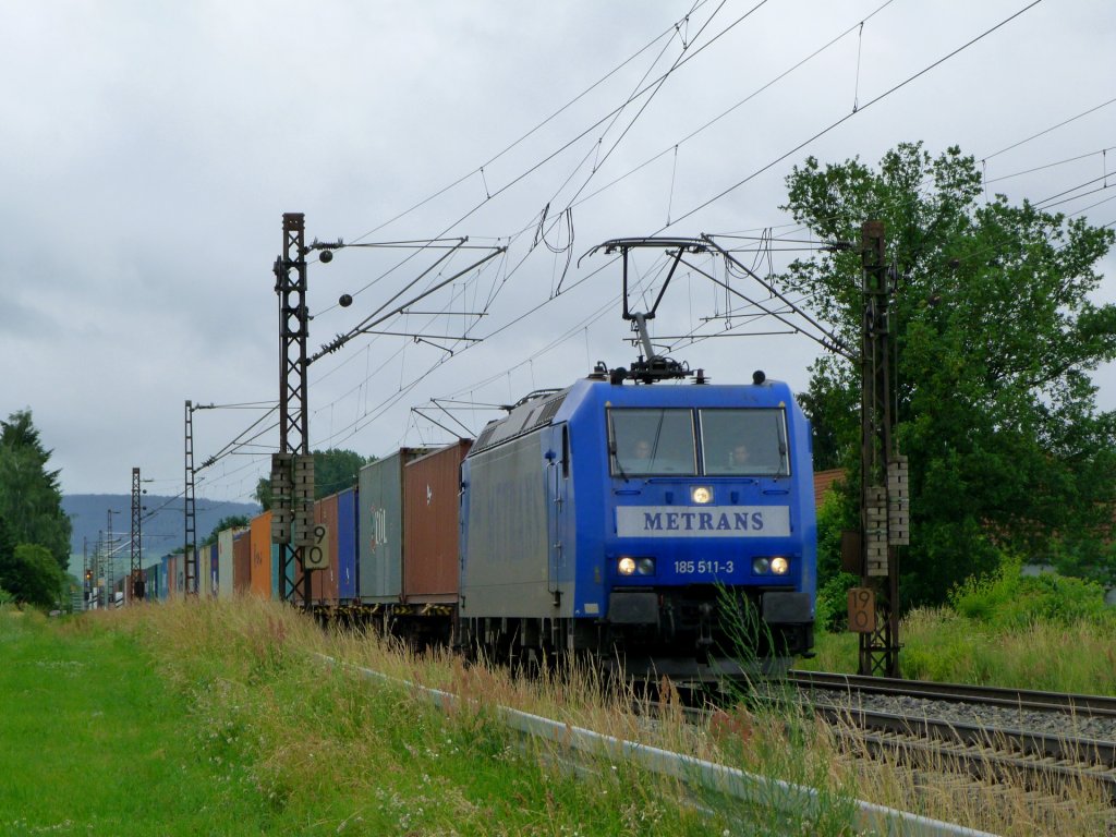 185 511 von Metrans fhrt am 29.06.13 mit einem Containerzug durch das Maintal, bei Himmelstadt, Richtung Gemnden (Main!) 