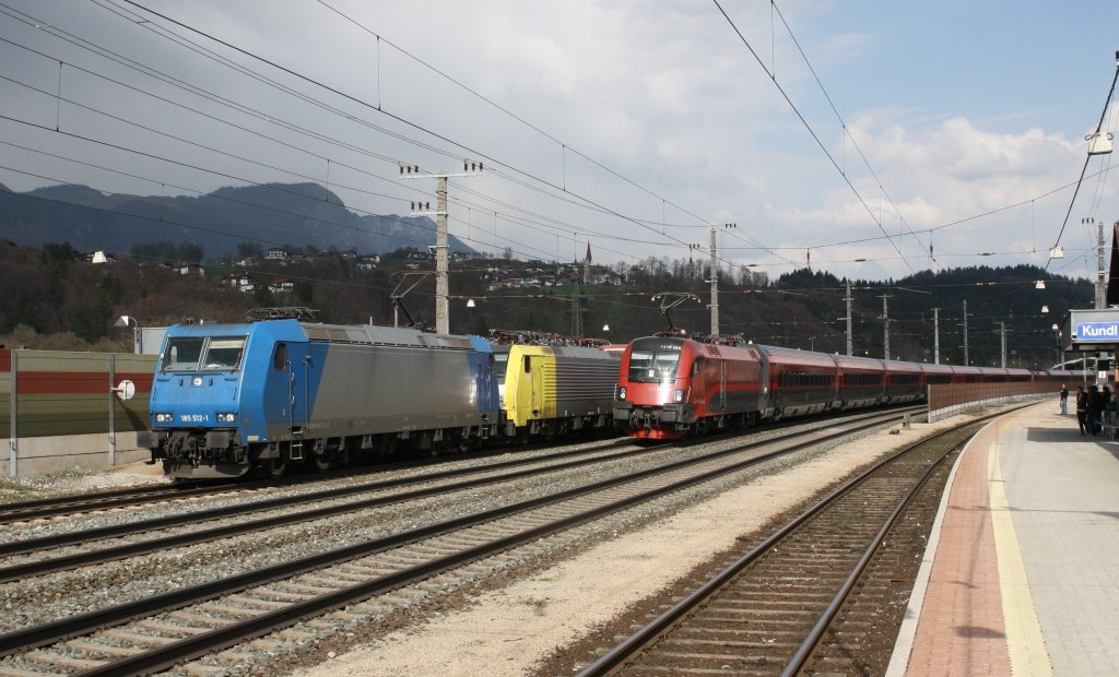 185 512-1 und 189 924-4 mit einem KLV-Zug nach Italien wurden am 30.3.2011 in Kundl rausgenommen und mussten einem Railjet der BB von Wien nach Bregenz Platz machen.