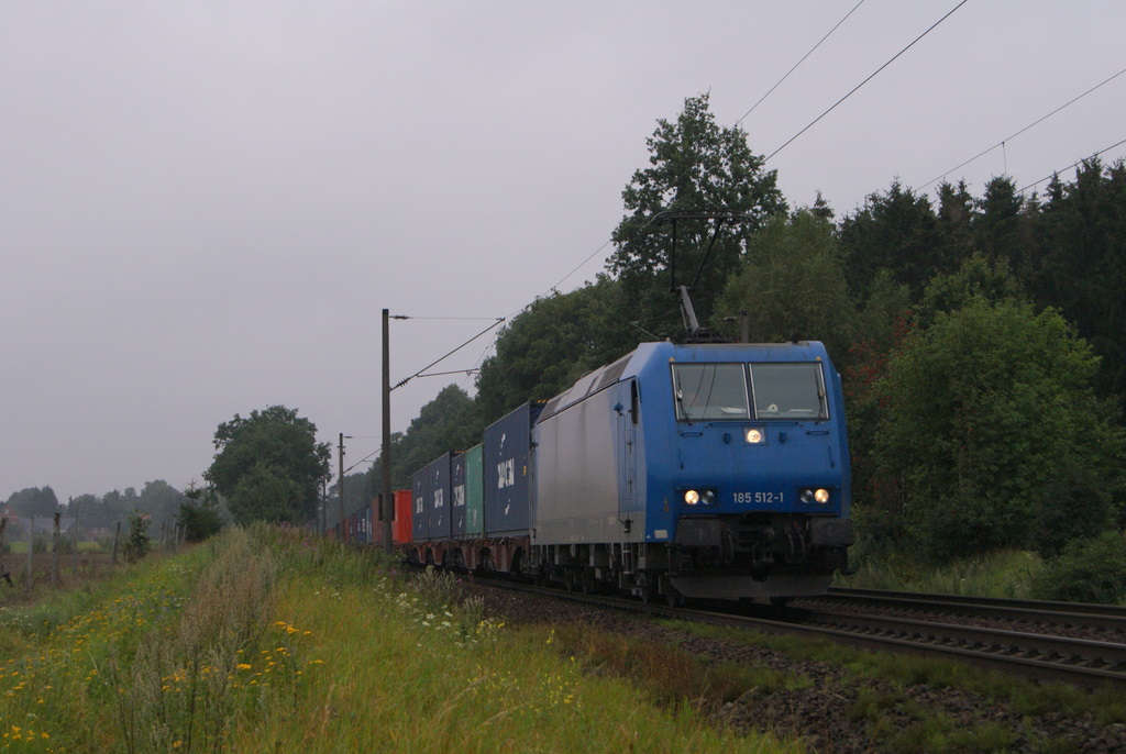 185 512-1 mit einem Containerzug in Reindorf am 04.08.2011
