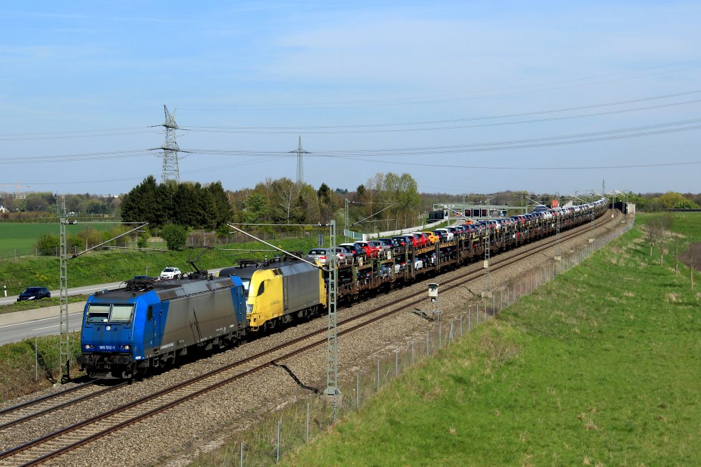185 512-1 zieht einen Dispo-Taurus und einen BMW Autozug von Mnchen Nord kommend an der Eschenrieder Spange vorbei nach Augsburg, 26.04.12