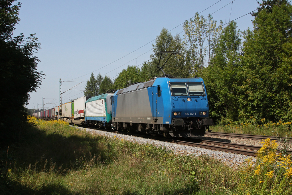 185 512 (im Einsatz fr TXL)+ E412 006 mit einem KLV Zug am 21.08.2011 bei Grokarolinenfeld.