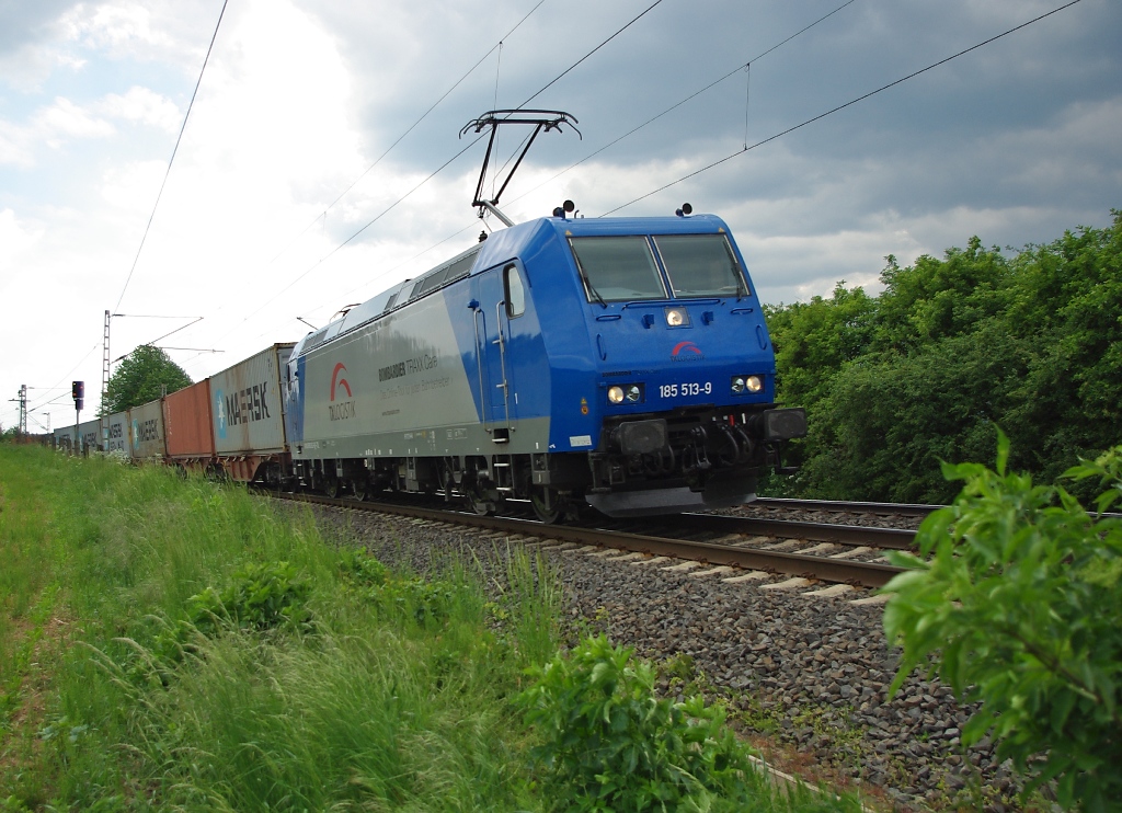 185 513-9 mit Containerzug in Fahrtrichtung Norden. Aufgenommen am 14.05.2011 zwischen Eichenberg und Friedland(HAN).