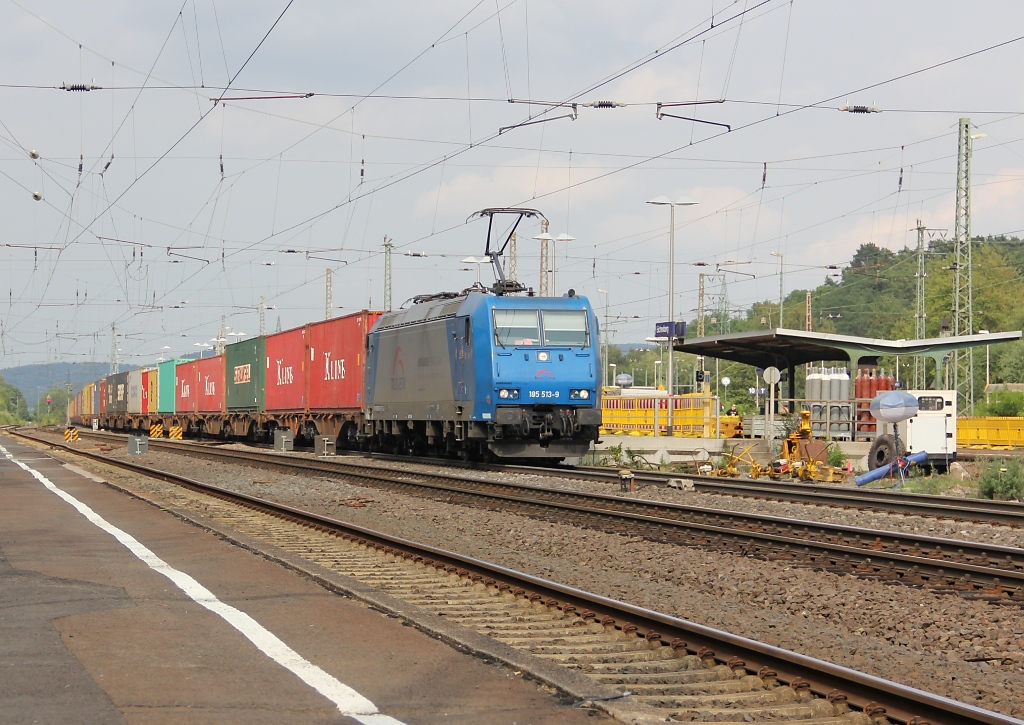 185 513-9 mit Containerzug in Fahrtrichtung Sden. Aufgenommen am 09.08.2012 in Eichenberg.