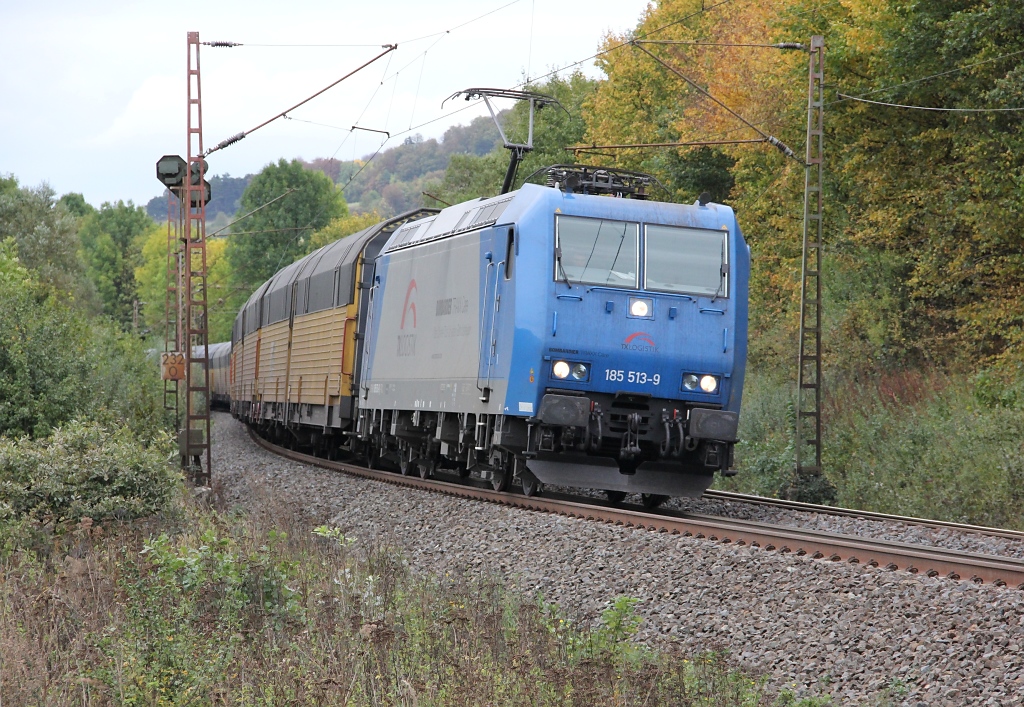 185 513-9 schlngelt sich mit ihren ARS Autotransportwagen durch die Kurven zwischen Friedland (HAN) und Eichenberg. Aufgenommen am B bei Reckershausen am 05.10.2011.