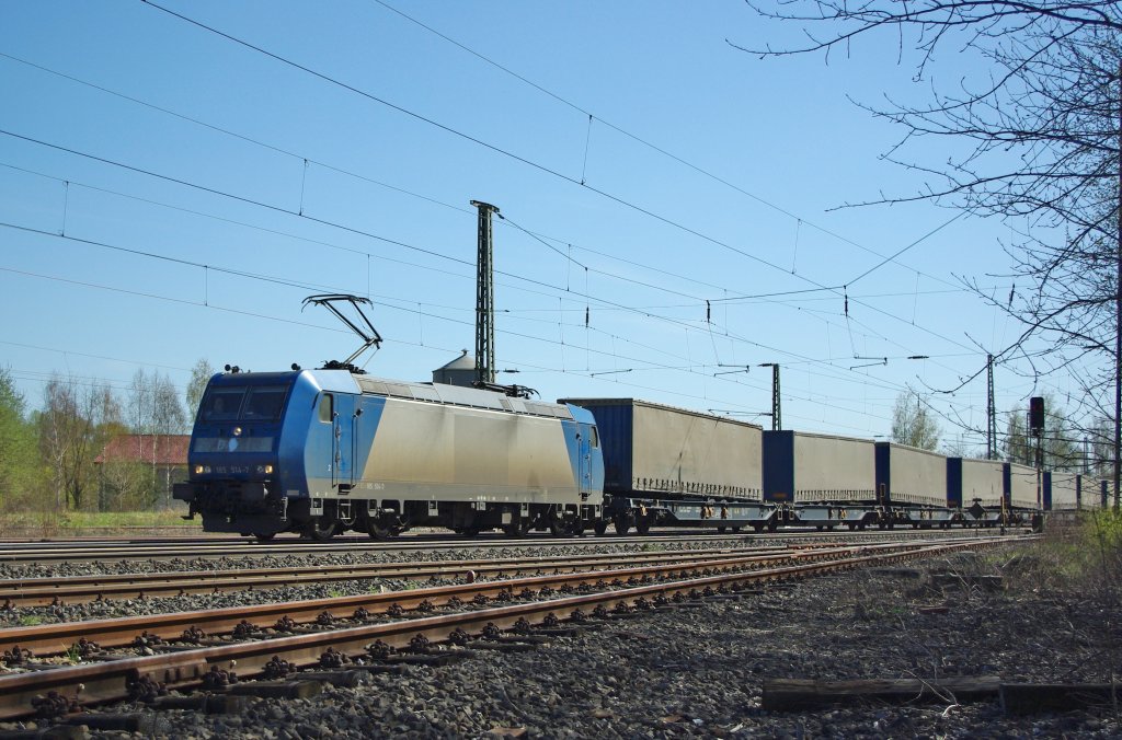 185 514-7 mit Aufliegerzug in Fahrtrichtung Norden durch Eschwege West. Aufgenommen am 17.04.2010.