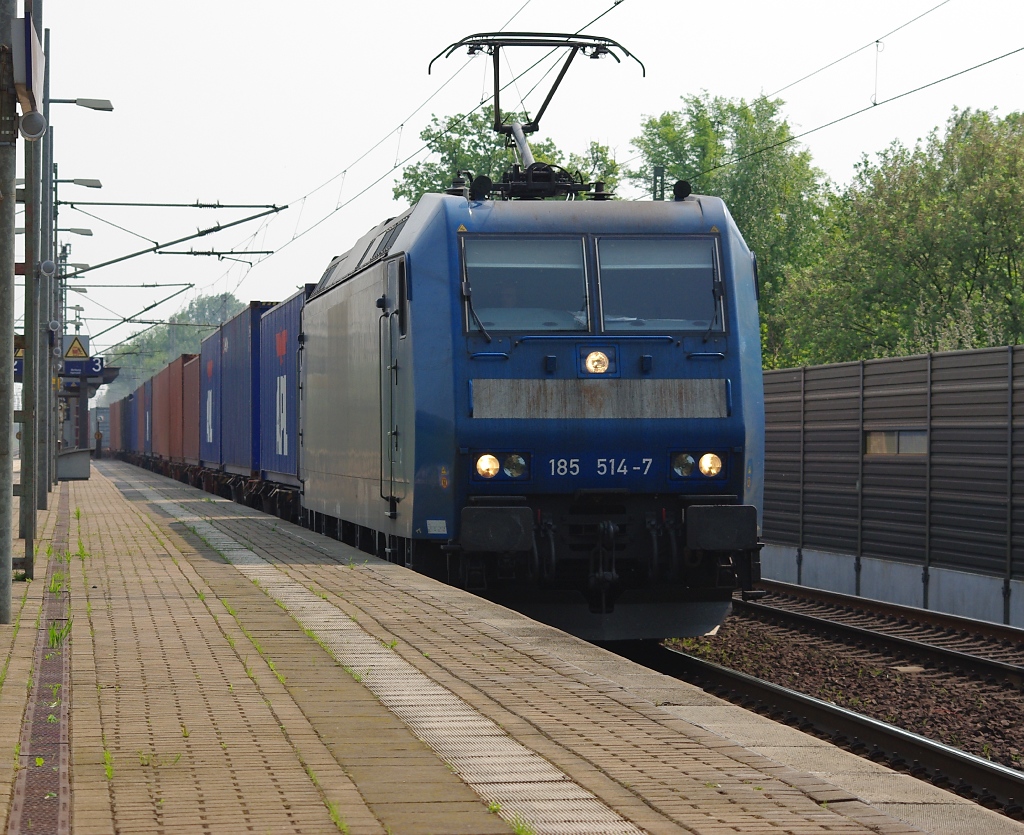 185 514-7 mit Containerzug in Fahrtrichtung Wunstorf. Aufgenommen am 29.04.2011 in Dedensen-Gmmer.
