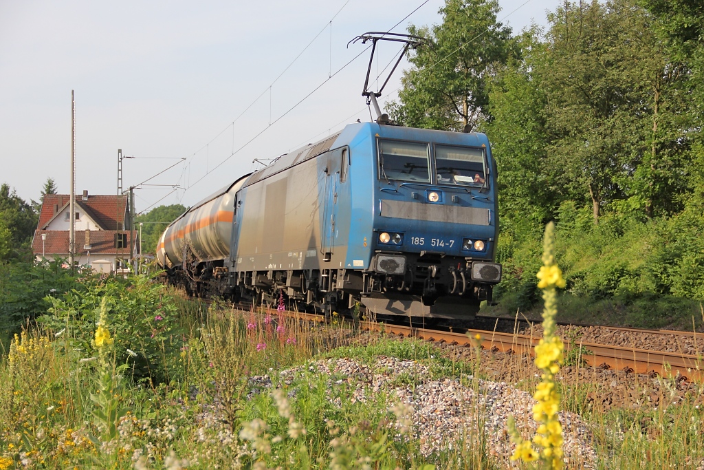 185 514-7 mit Kesselwagenzug in Fahrtrichtung Norden. Aufgenommen am 06.07.2011 in Albungen.