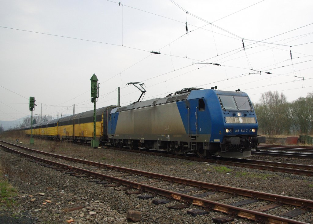 185 514-7 setzt nach einem Signalhalt in Eschwege West mit ihrem Autotransport-Zug ihre Fahrt in Richtung Sden fort. Aufgenommen am 08.04.2010.