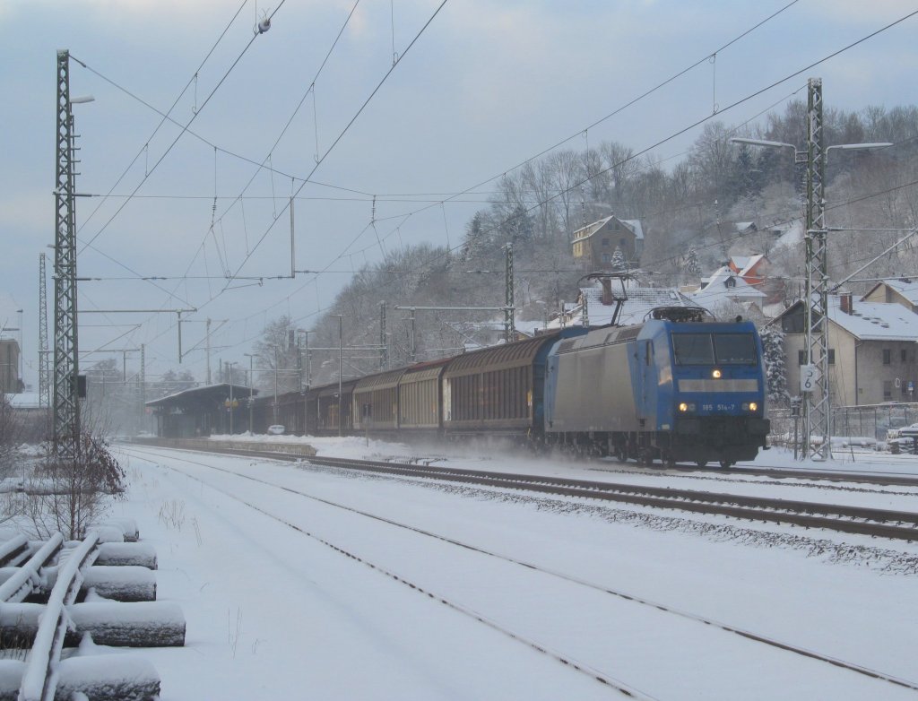 185 514-7 zieht am 09. Februar 2013 einen Schiebewandwagenzug durch Kronach in Richtung Saalfeld.