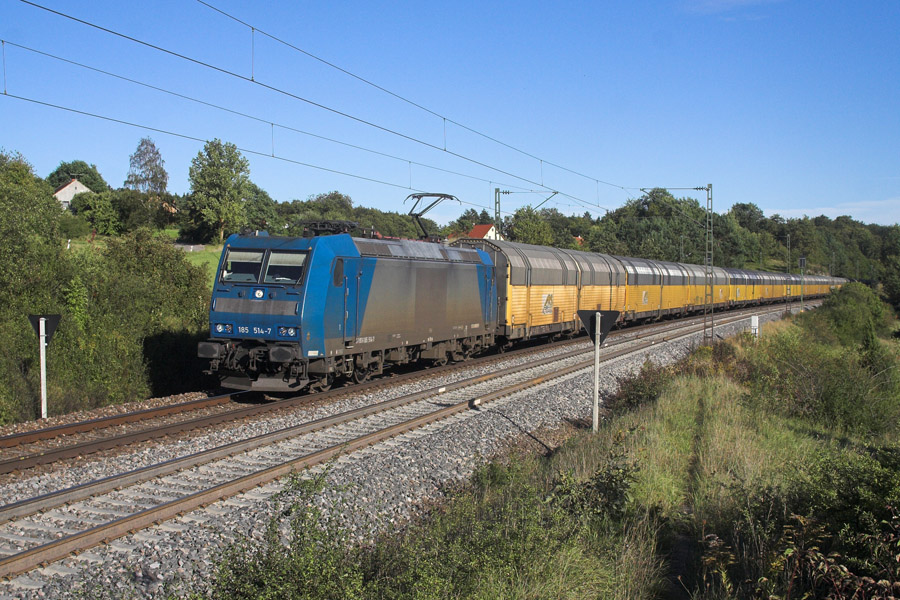 185 514 zieht am 12.09.2011 einen Altmann-Autozug Richtung Nrnberg. Abgelichtet wurde die Fuhre bei Laaber.