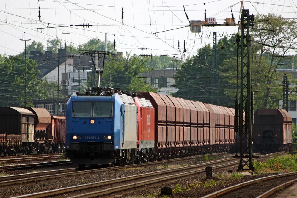 185 515-4 und 185 270-6 mit einem Gterzug Richtung K-Ehrenfeld bei der Durchfahrt in Kln-West, 30.4.11