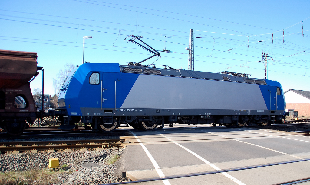 185 515-4 am Bahnbergang Blumenstrae in Grevenbroich am Rosenmontag den 7.3.2011 mit einem Gterzug.